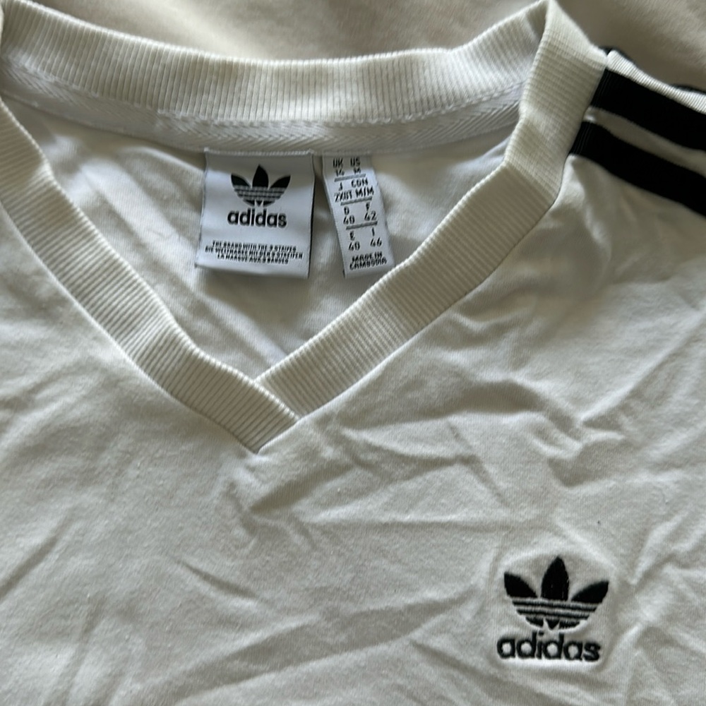 Cropped adidas white shirt